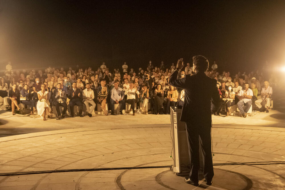 Abazović govori na večerašnjem skupu, Foto: Građanski pokret URA