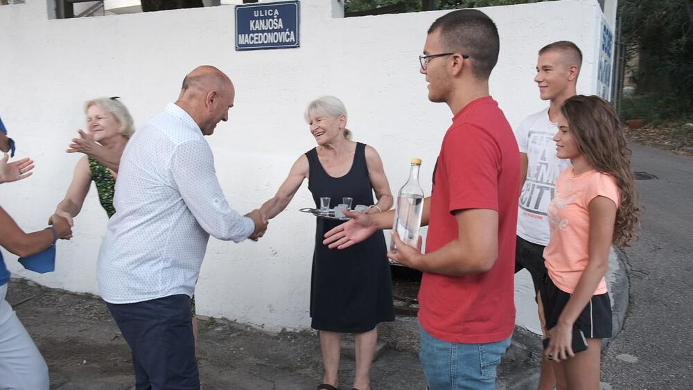 <p>Nakon Petrovca, Svetog Stefana, Pržna, Lastve grbaljske i centra Budve prošetali smo Mainama i Lazima.</p>