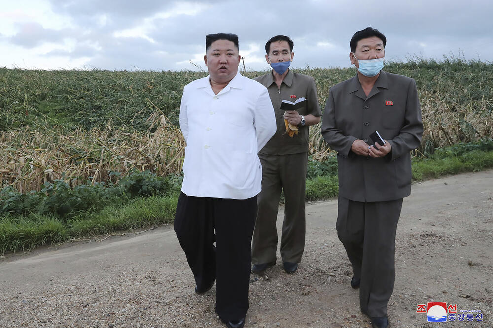 Kim Džong Un u posjeti pogođenom području, Foto: AP