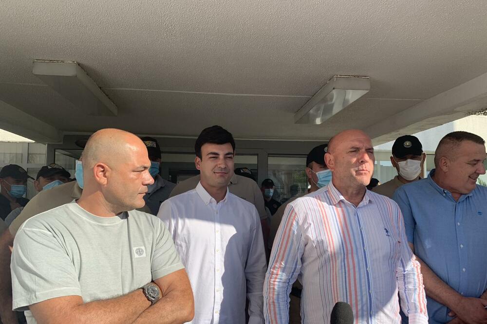 Carević ispred zgrade Opštine Budva, Foto: Vuk Lajović