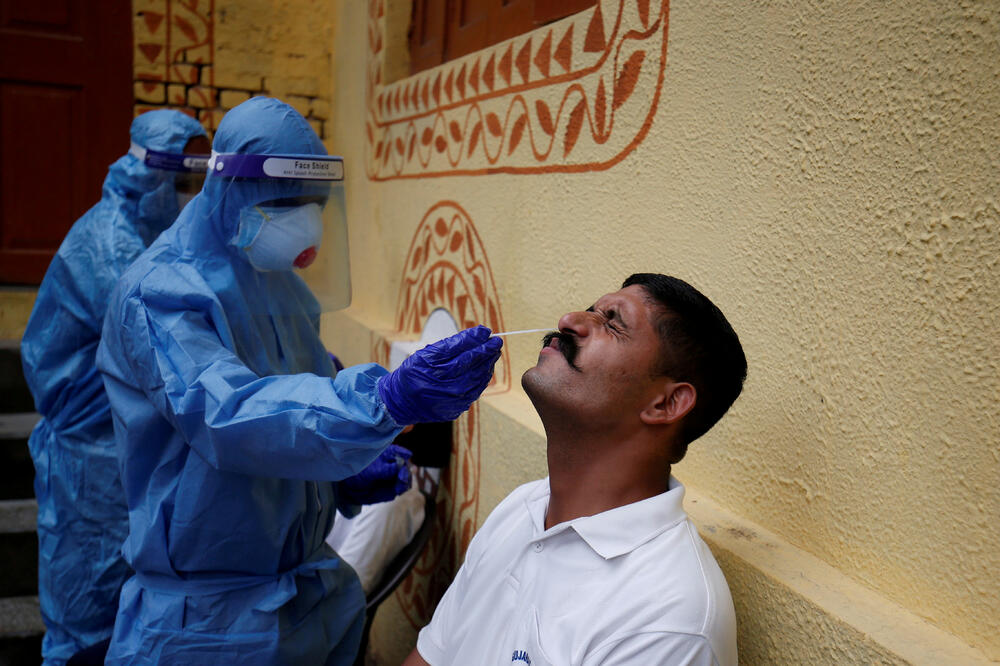 Zdravstveni radnici uzimaju bris od policajca u gradu Ahmedabadu, Foto: Reuters