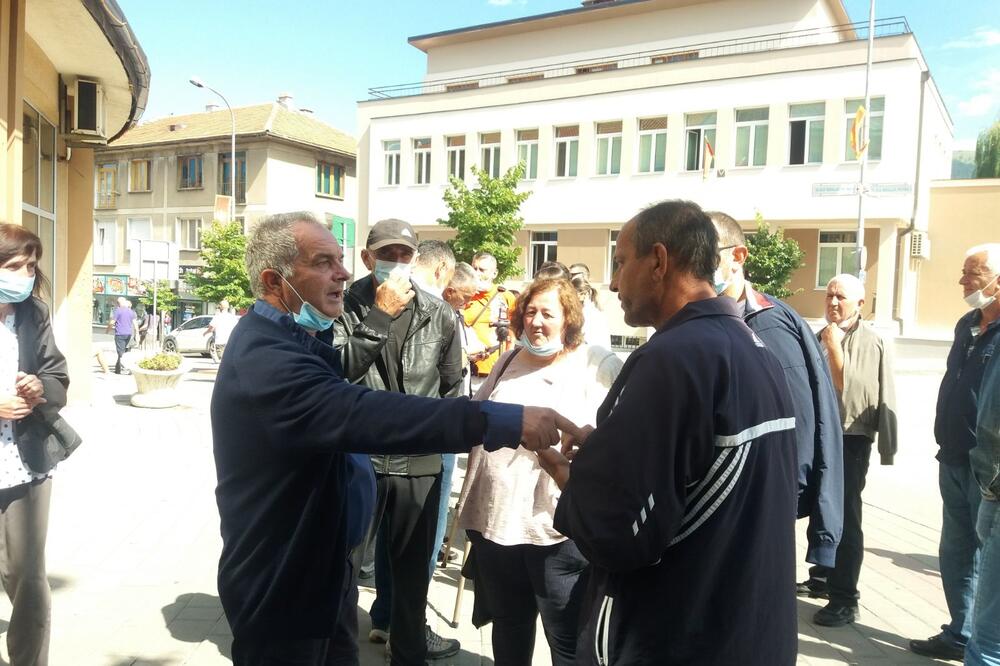 Juče ispred Opštine, Foto: Goran Malidžan