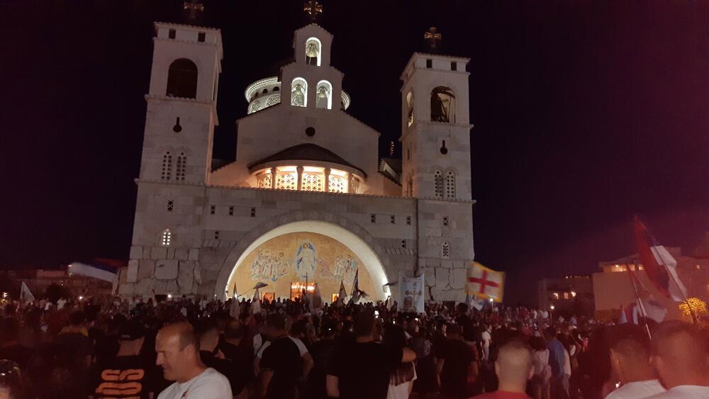 <p>Građani su nakon molebana u Hramu Hristovog vaskrsenja u Podgorici, krenuli samoinicijativno u protestnu šetnju ulicama Podgorice</p>