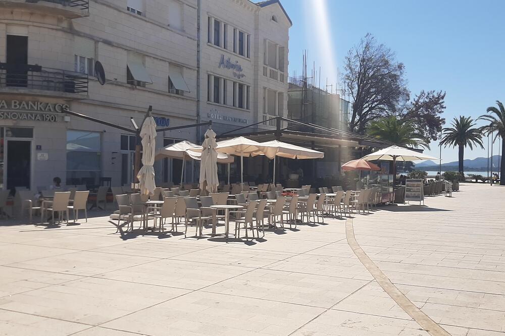 Terasa lokala “Apolon” u prvom planu i do nje terasa “Astorie”, Foto: Siniša Luković