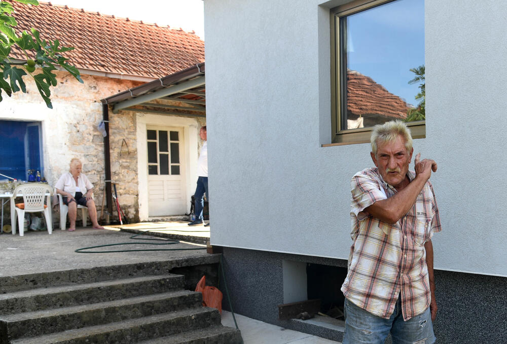 Pejović pored nove kuće, a iza se nalazi stara