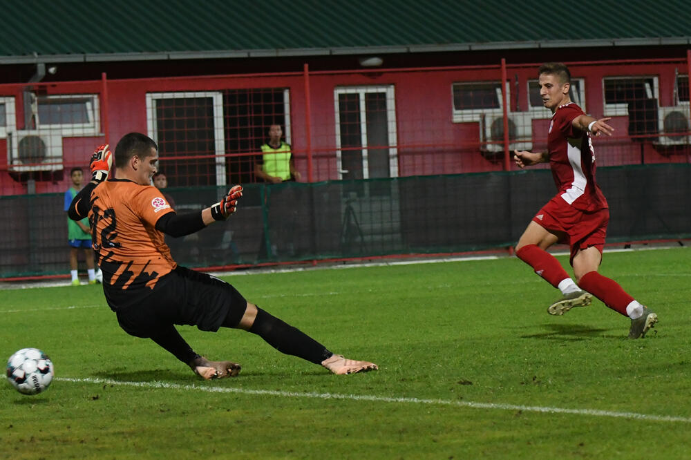 Mrvaljević postiže gol za OFK Titograd protiv Petrovca, Foto: Savo Prelević