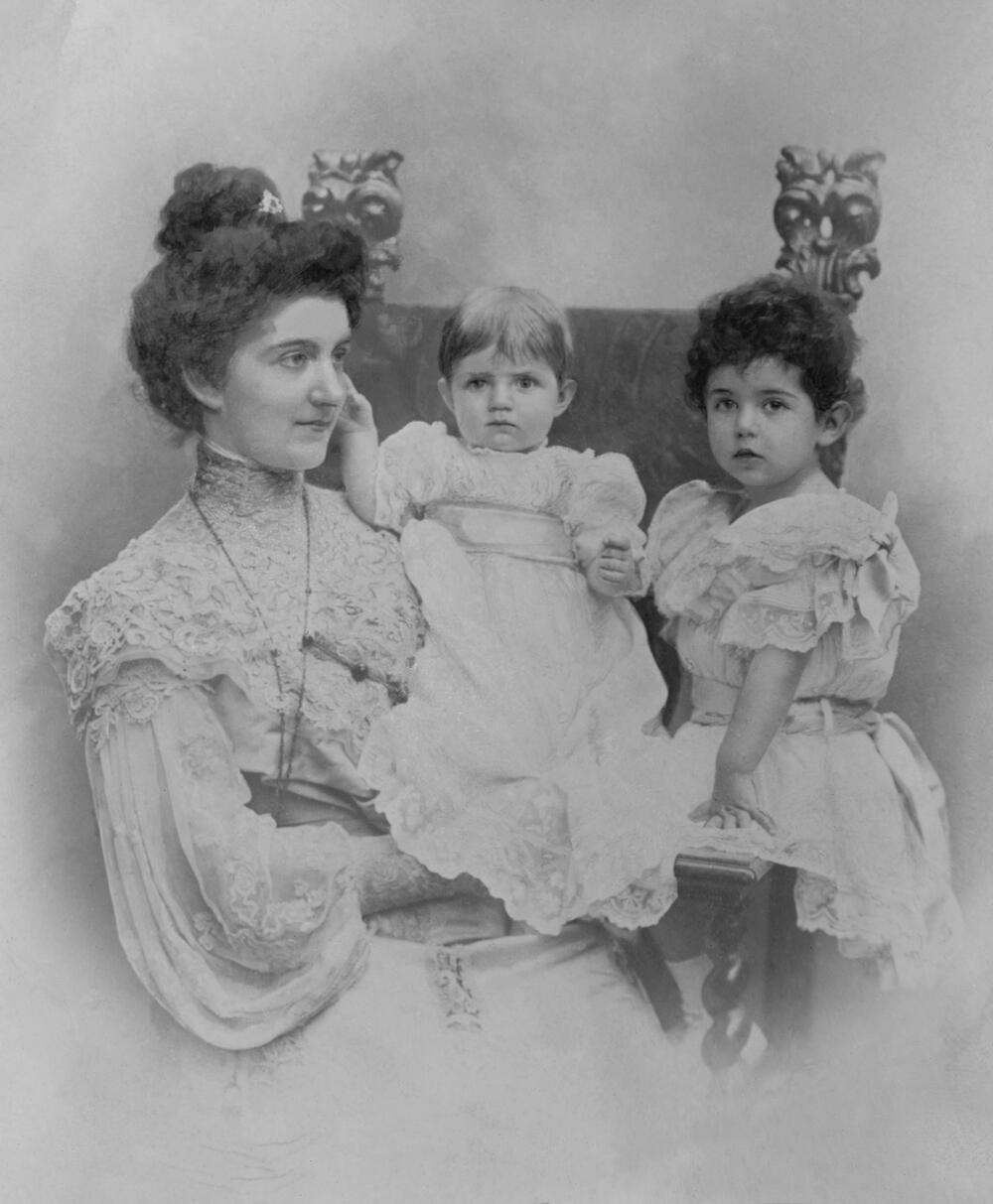 Kraljica Jelena Savojska sa kćerkama Jolandom i Mafaldom 