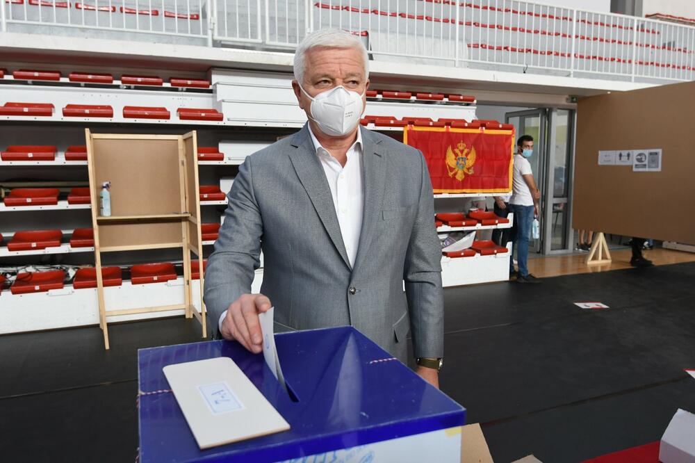 Duško Marković na glasanju, Foto: Savo Prelević