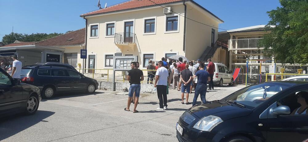 Gužve ispred birališta u Tivtu