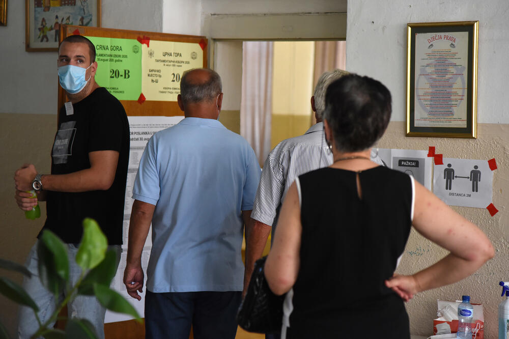 <p>U Crnoj Gori danas se održavaju parlamentarni izbori i lokalni izbori u pet opština. Pogledajte šta su zabilježili fotoreporteri "Vijesti"</p>