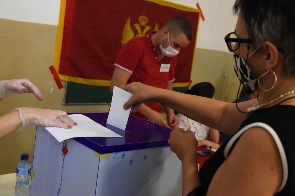 Detalj sa glasanja u nedelju, Foto: Luka Zeković