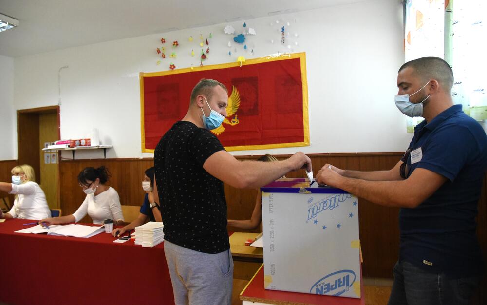 <p>U Crnoj Gori danas se održavaju parlamentarni izbori i lokalni izbori u pet opština. Pogledajte šta su zabilježili fotoreporteri "Vijesti"</p>