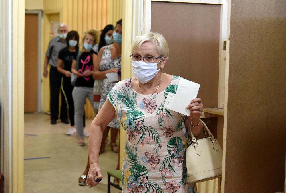 <p>U Crnoj Gori danas se održavaju parlamentarni izbori i lokalni izbori u pet opština. Pogledajte šta su zabilježili fotoreporteri "Vijesti"</p>