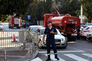 Pet vatrogasnih vozila poslato ispred zgrade Vlade i Skupštine...