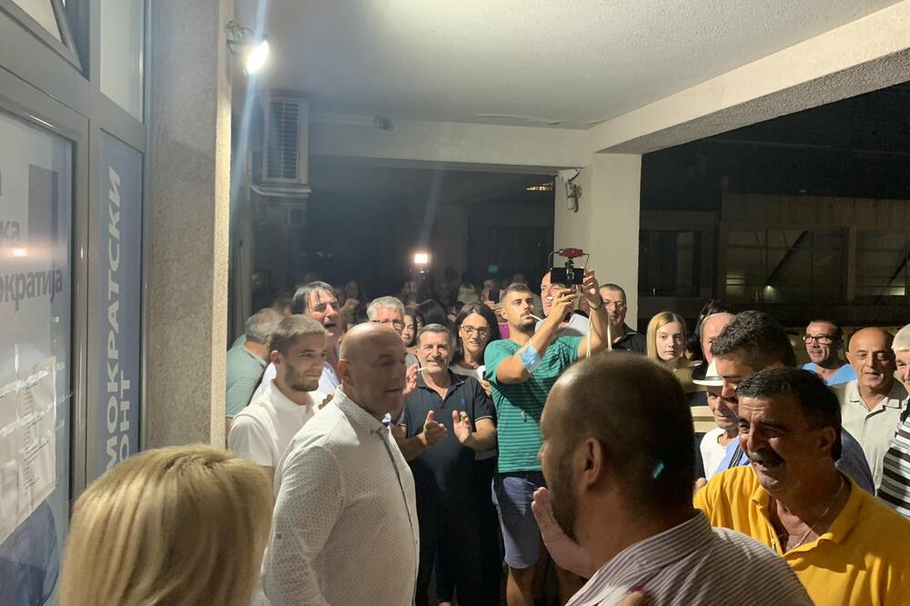 arević sinoć sa pristalicama u Budvi, Foto: Vuk Lajović