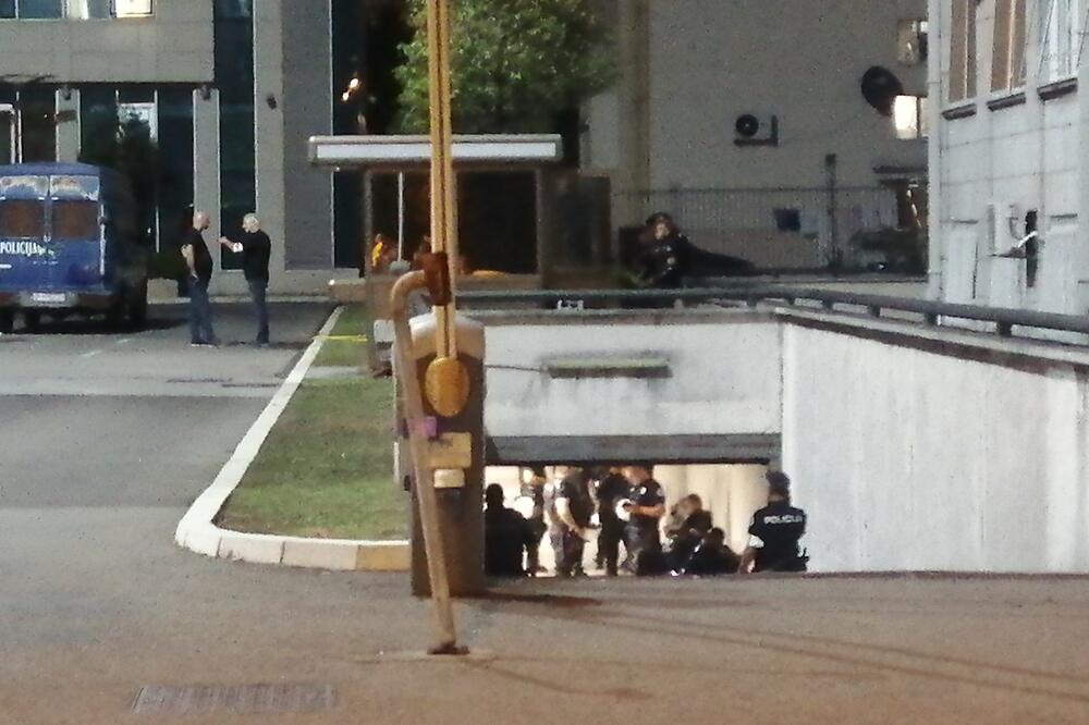 Policija večeras u garaži zgrade Vlade, Foto: Jelena Jovanović