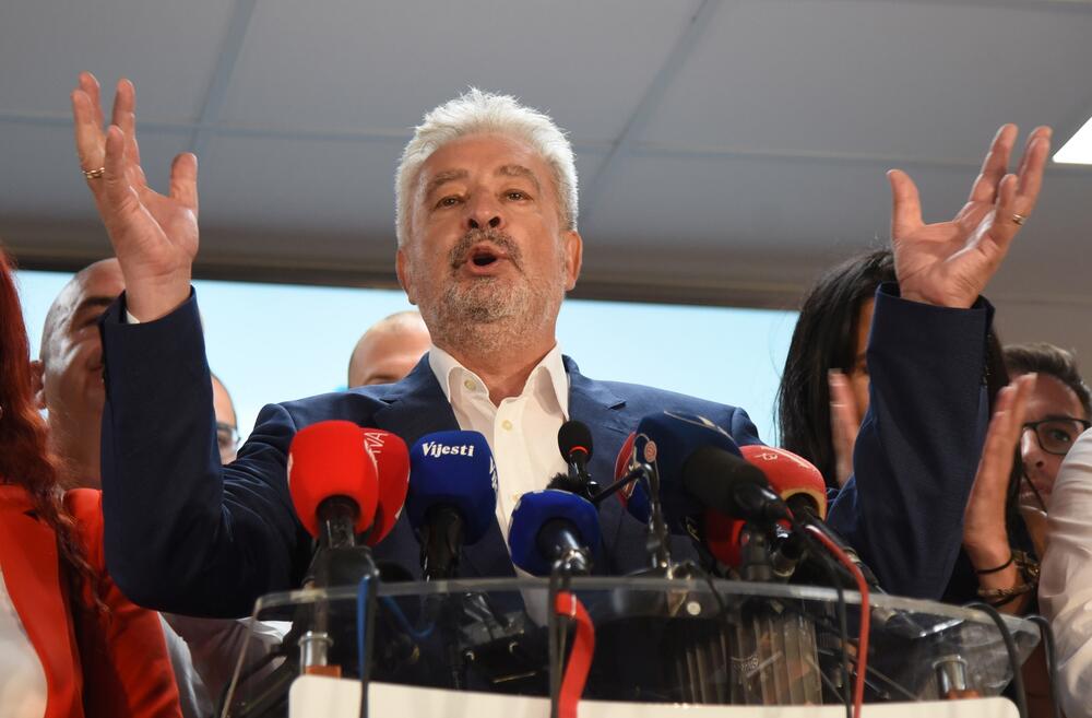 <p>U izbornom štabu koalicije je, pored Krivokapića, još nekoliko lidera partija koje čine koaliciju</p>
