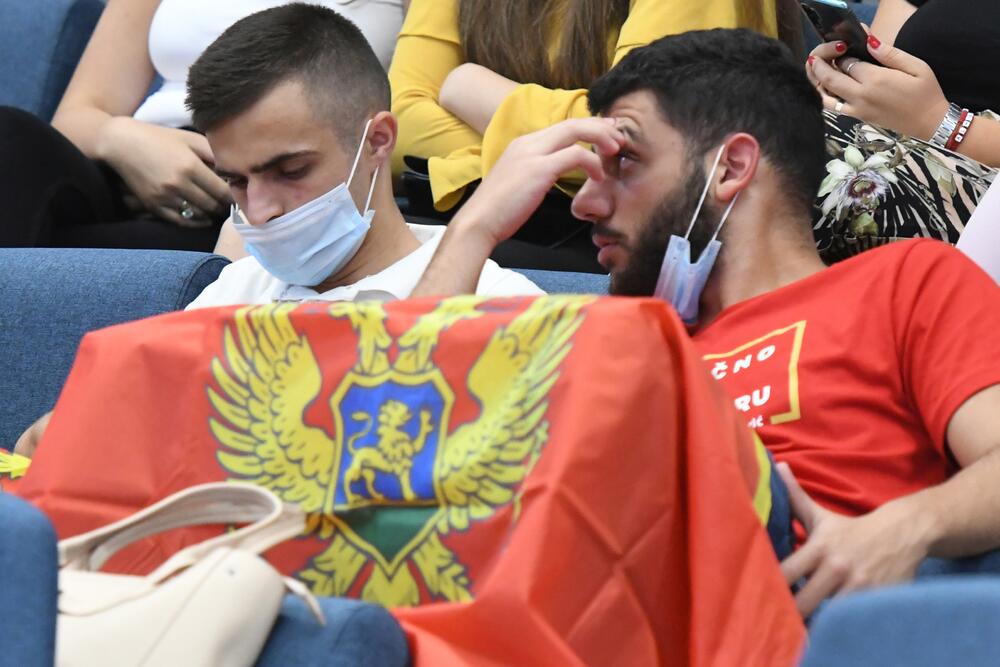 <p>U holu zgrade oko 20.30 sati nije moguće vidjeti nikoga od funkcionera DPS-a</p>