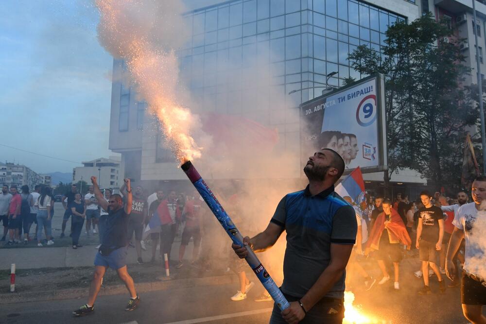 <p>Večeras se vidi mnogo više crnogorskih zastava nego što je to bio slučaj sinoć na istom mjestu</p>