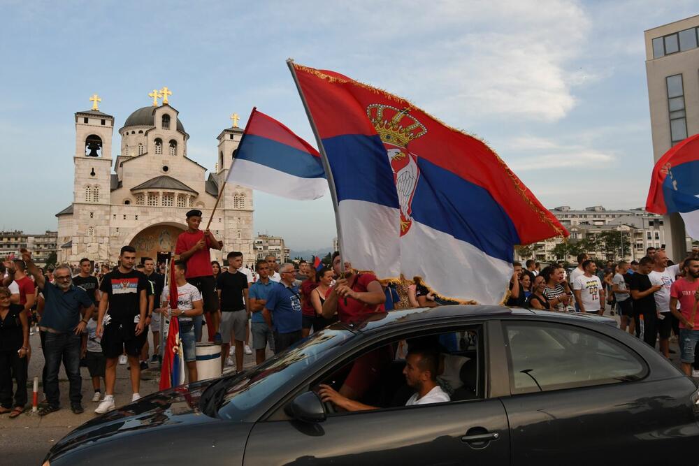 <p>Večeras se vidi mnogo više crnogorskih zastava nego što je to bio slučaj sinoć na istom mjestu</p>