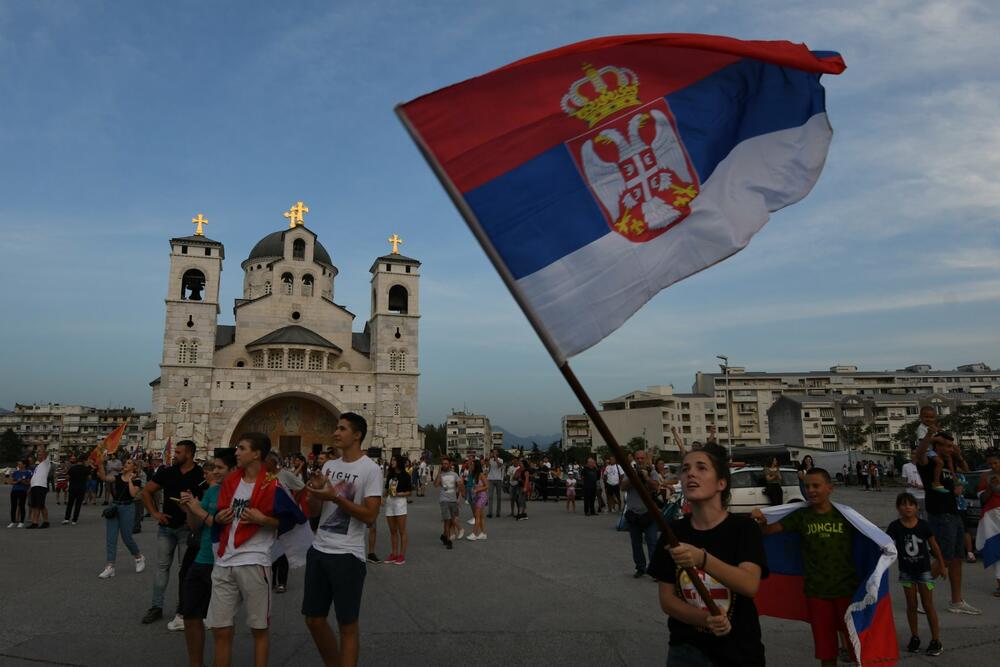 <p>Večeras se vidi mnogo više crnogorskih zastava nego što je to bio slučaj sinoć na istom mjestu</p>