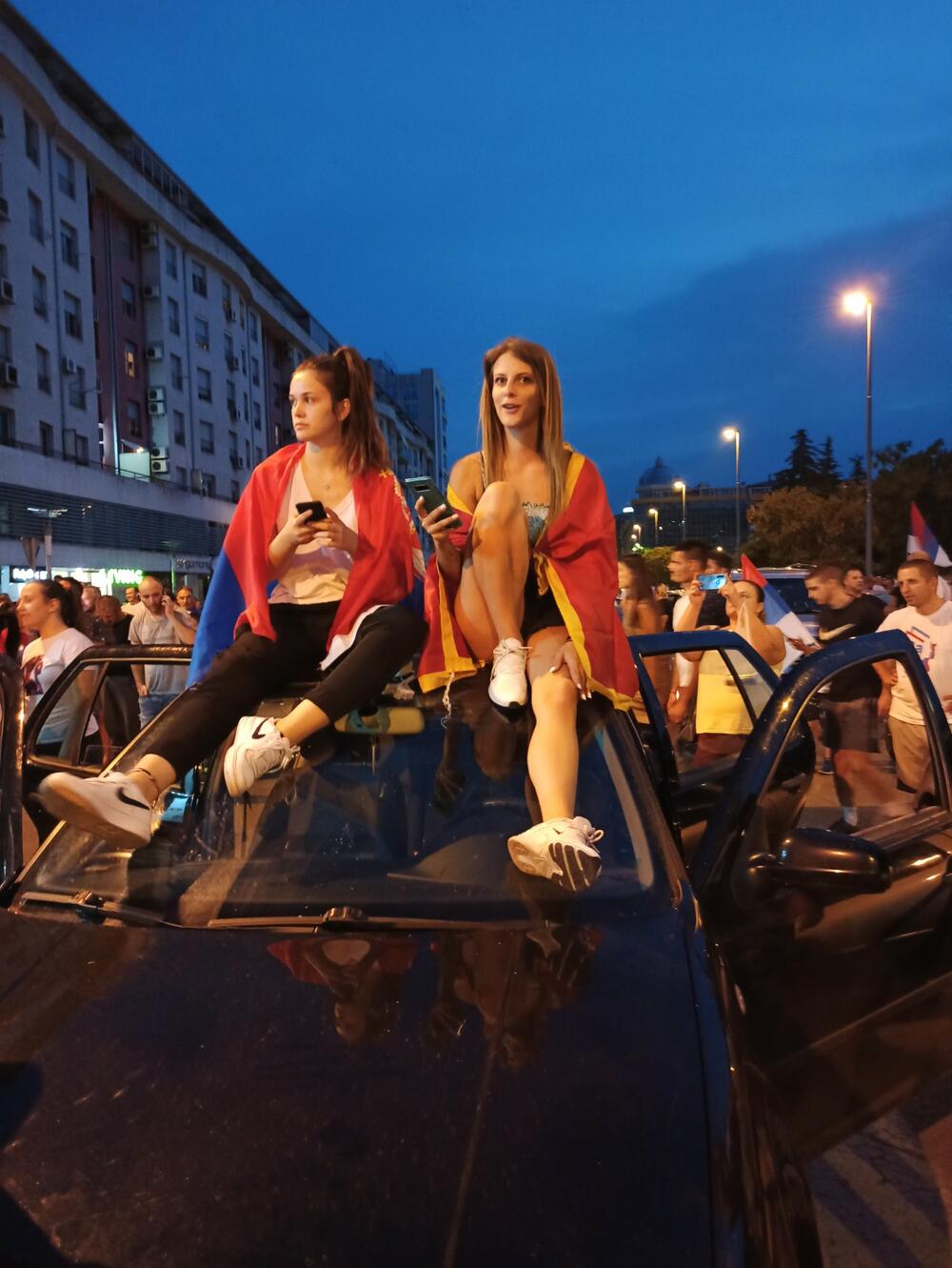 <p>Večeras se vidi mnogo više crnogorskih zastava nego što je to bio slučaj sinoć na istom mjestu</p>