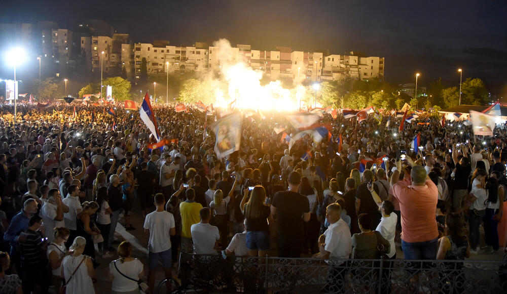 <p>Večeras se vidi mnogo više crnogorskih zastava nego što je to bio slučaj sinoć na istom mjestu</p>