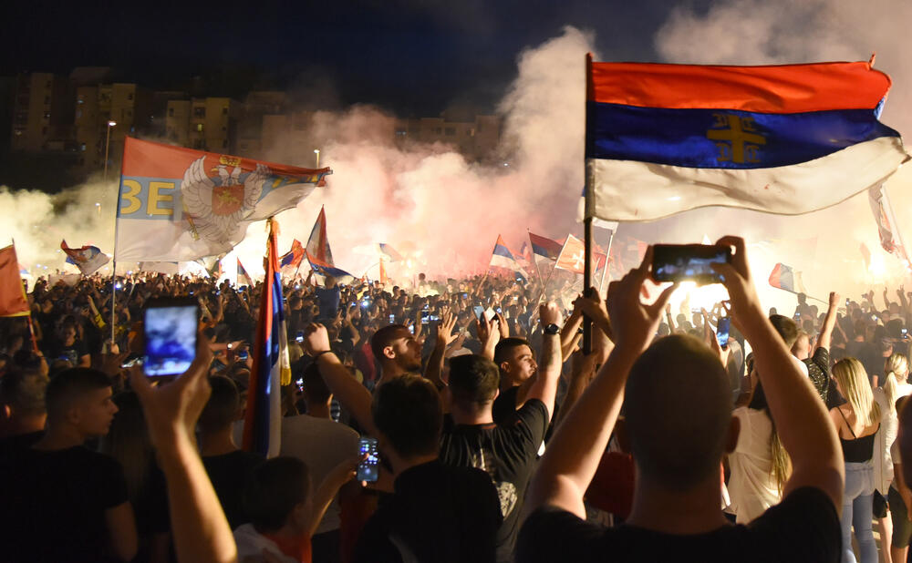 <p>Večeras se vidi mnogo više crnogorskih zastava nego što je to bio slučaj sinoć na istom mjestu</p>