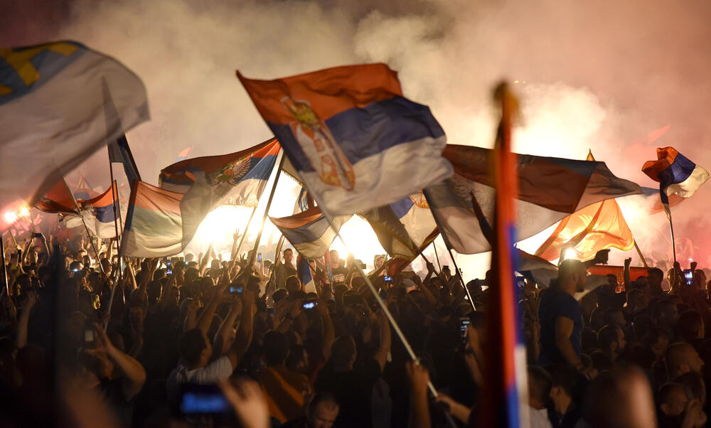 <p>Večeras se vidi mnogo više crnogorskih zastava nego što je to bio slučaj sinoć na istom mjestu</p>