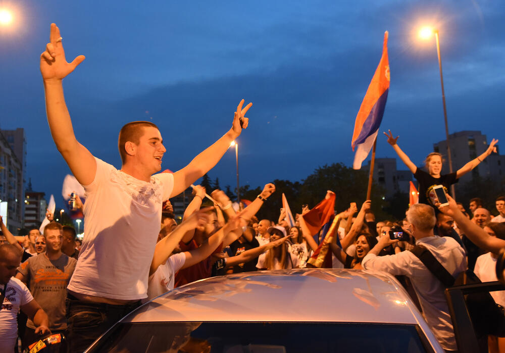 <p>Večeras se vidi mnogo više crnogorskih zastava nego što je to bio slučaj sinoć na istom mjestu</p>