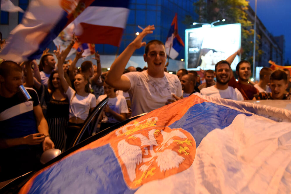 <p>Večeras se vidi mnogo više crnogorskih zastava nego što je to bio slučaj sinoć na istom mjestu</p>