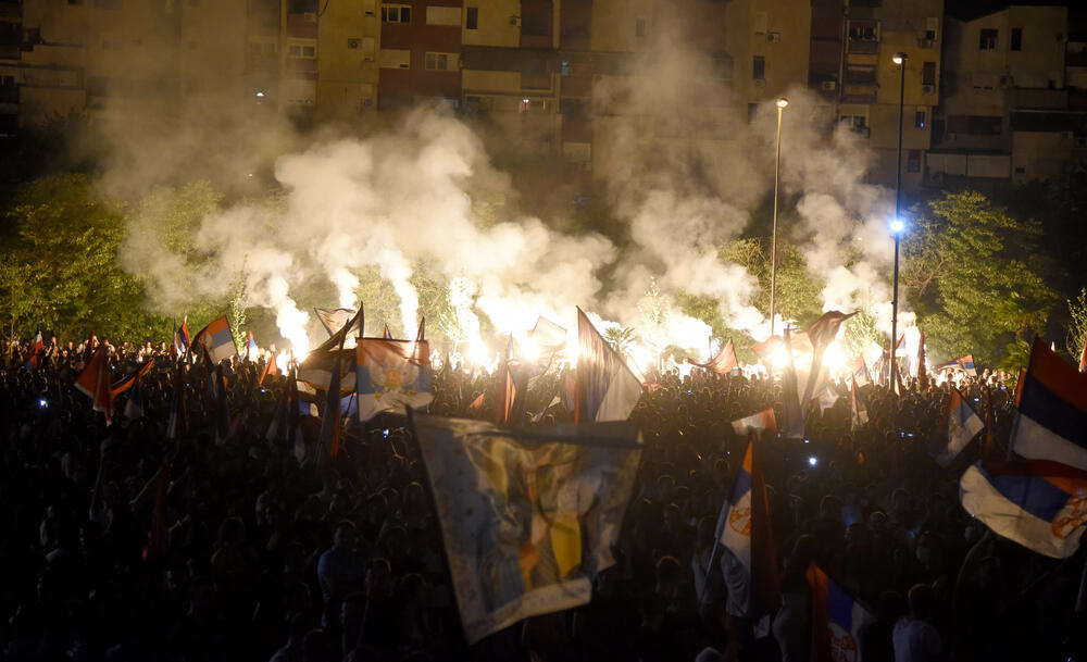 <p>Večeras se vidi mnogo više crnogorskih zastava nego što je to bio slučaj sinoć na istom mjestu</p>