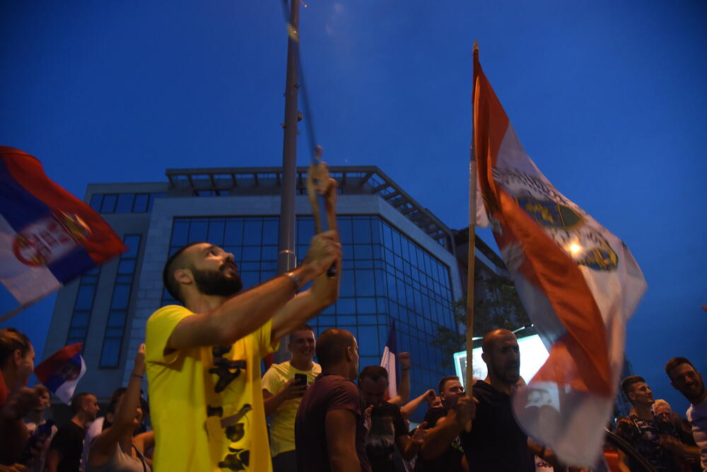 <p>Večeras se vidi mnogo više crnogorskih zastava nego što je to bio slučaj sinoć na istom mjestu</p>