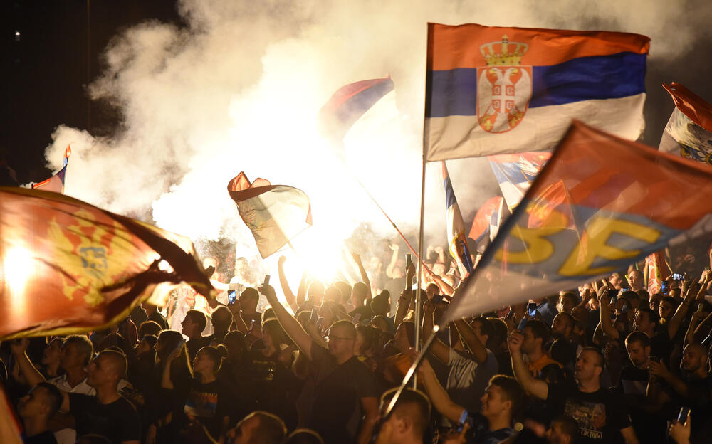 <p>Večeras se vidi mnogo više crnogorskih zastava nego što je to bio slučaj sinoć na istom mjestu</p>