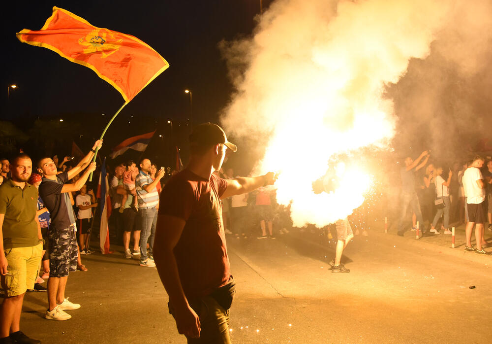 <p>Večeras se vidi mnogo više crnogorskih zastava nego što je to bio slučaj sinoć na istom mjestu</p>