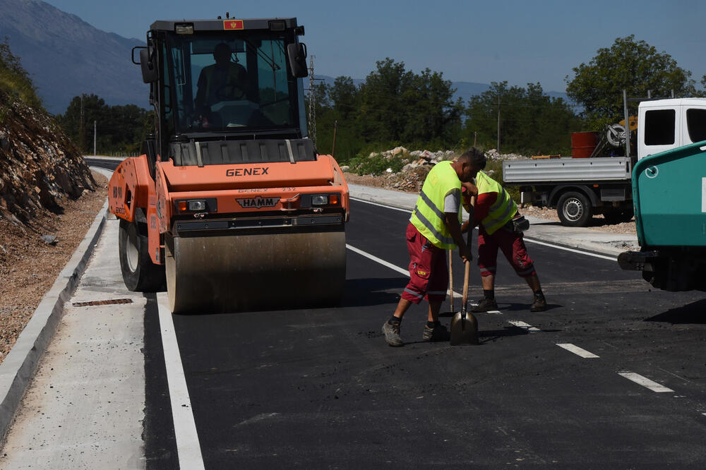 Mehanizacija na putu i nakon što je saopšteno da je rekonstrukcija završena, Foto: Luka Zeković