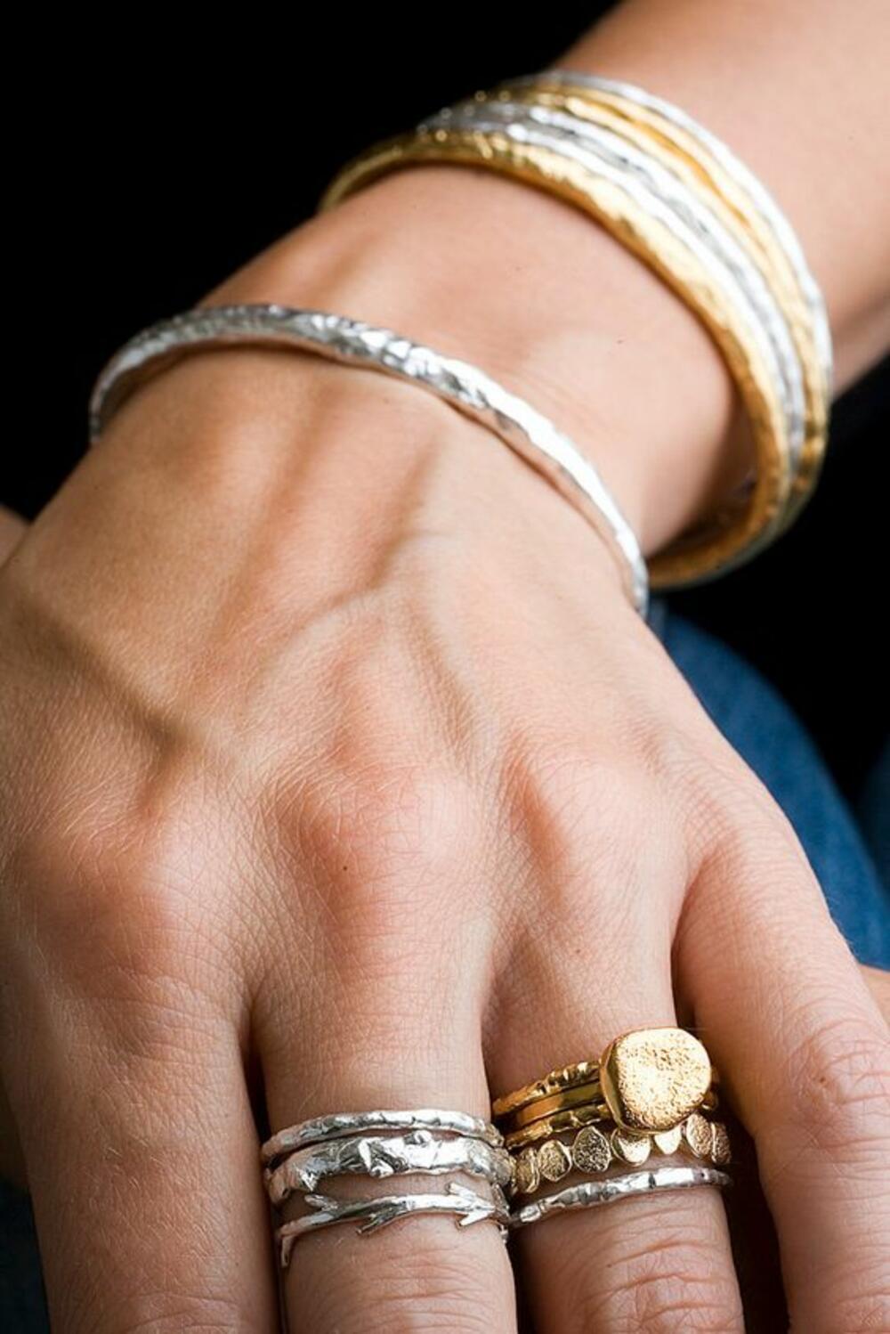 Золото и серебро на одной руке. Сочетание золота и серебра. Кольцо на руке. Золотые и серебряные кольца на одной руке. Стильные ювелирные украшения из золота.