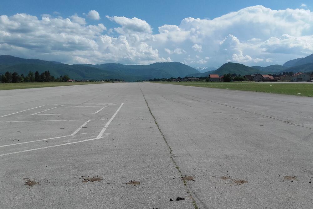 Odavno nije u funkciji: Pista aerodroma, Foto: Tufik Softić