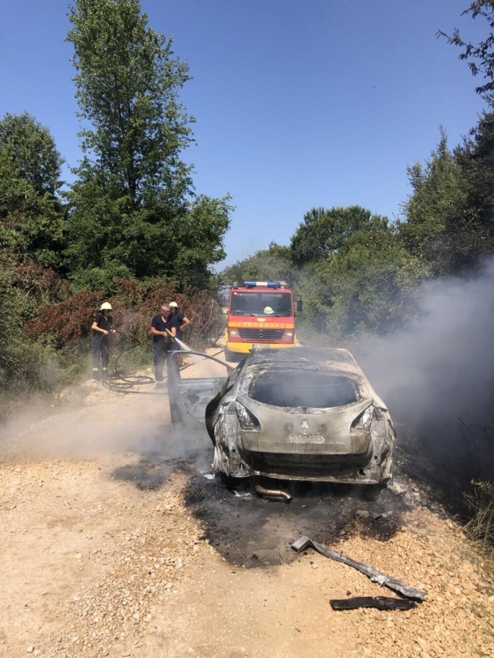 Vatrogasci gase podmetnuti požar na automobilu