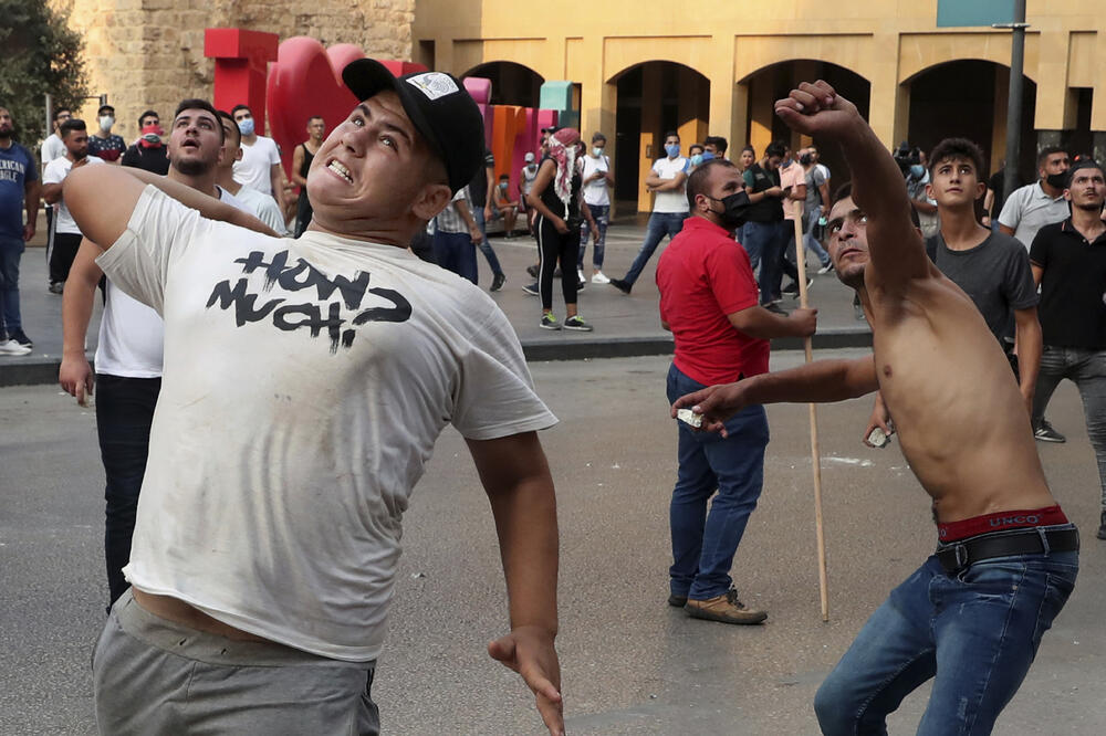 Demonstranti gađali policiju kamenicama, Foto: Beta/AP