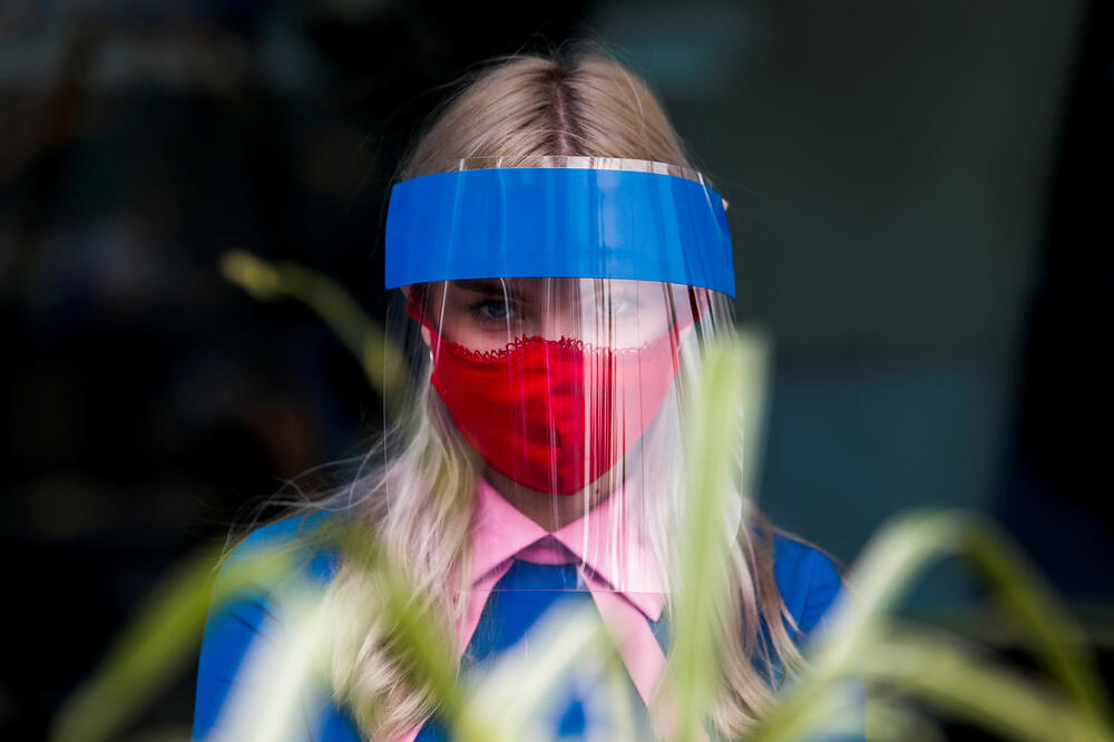 Radnica u restoranu nosi zaštitni vizir i masku: Detalj iz restorana u Moskvi, Foto: Reuters