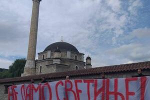 Krivokapić sa sveštenicima ispred Husein-pašine džamije: Ne damo...