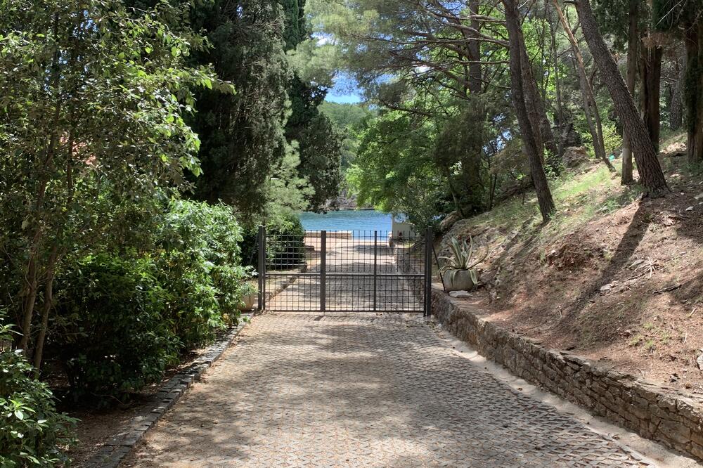 Kapija koja je ranije stajala na ulazu na Kraljičinu plažu, Foto: Vuk Lajović