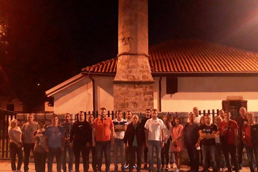 Demokrate ispred Hadži Ismailove džamije, Foto: Demokrate Nikšić