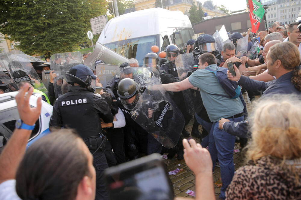 Sukob demonstranata sa policijom juče u Sofiji, Foto: Rojters