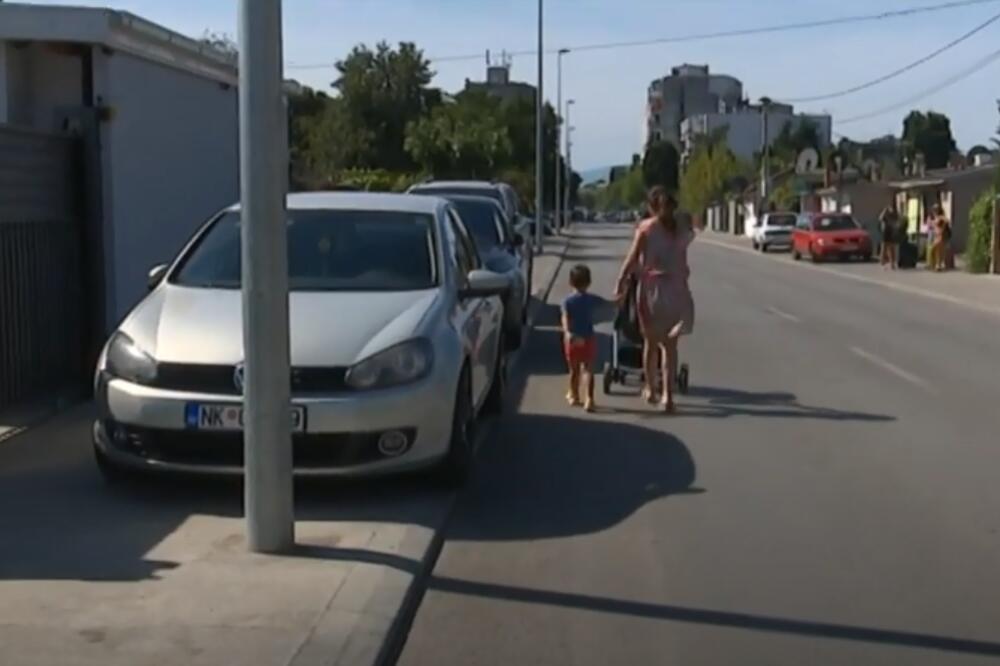 Roditelji s djecom moraju hodati ulicom, Foto: Printscreen YouTube