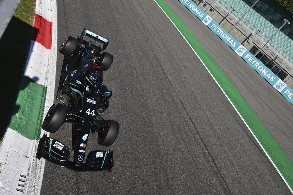 Luis Hamilton na stazi, Foto: AP