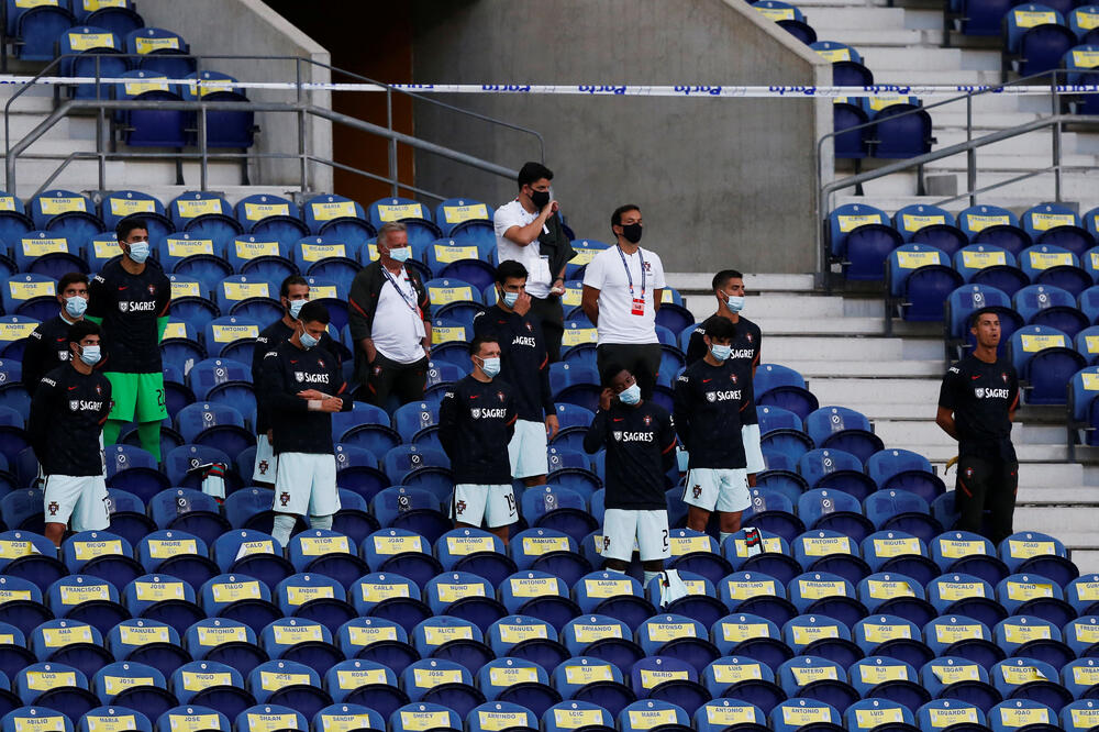 Ronaldo (krajnji desno) jedini bez maske prilikom intoniranja himne, Foto: REUTERS