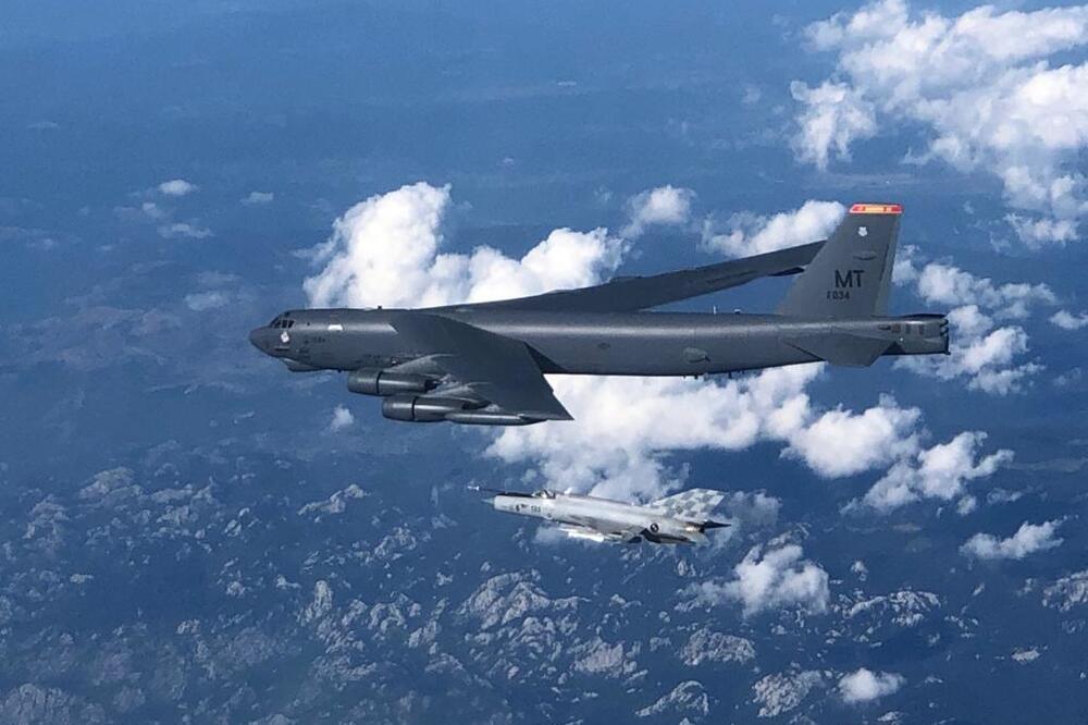 Američki avion “B-52” tokom preleta iznad Hrvatske u pratnji “MiG-21” iz sastava HRZ-a, Foto: HRZ