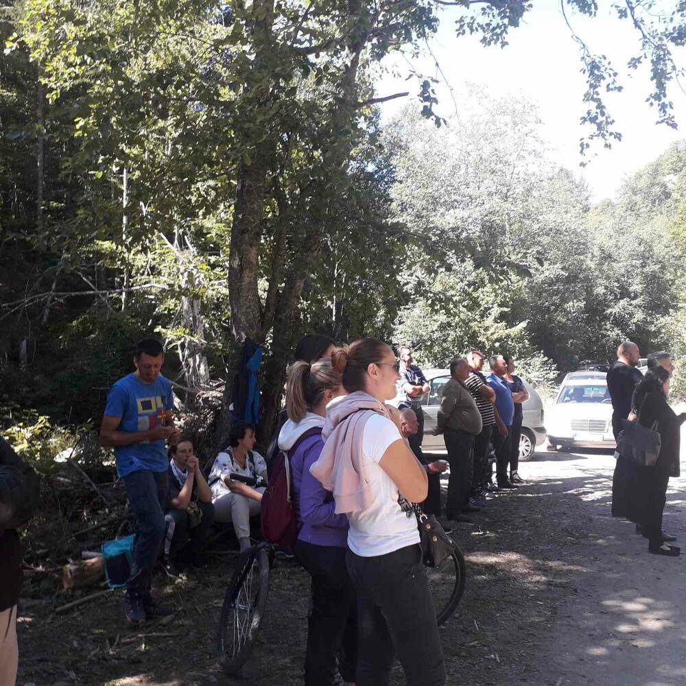 <p>Mještani su ovdje skoro dva mjeseca, zaposlavili su svoje porodice, svoja imanja, stoku nijesu pokupili ljetinu... Na izmaku su snage i na kraju živaca. Za to direktno optužujemo koncesionere, izvođače radova i nadležne institucije“, rekao je Vladimir Novović</p>